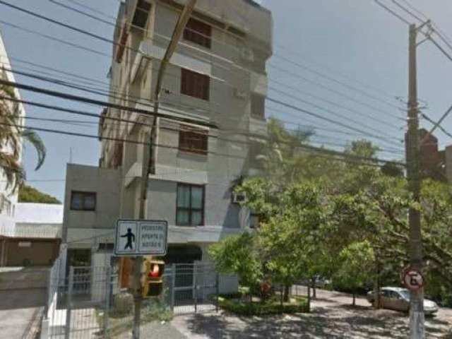 Sala comercial bem localizada em prédio pequeno, no bairro Petrópolis em Porto Alegre. Sala com 35m² e com banheiro, em boa localização e próximo a Av Protásio Alves. Ótima oportunidade no bairro. Não