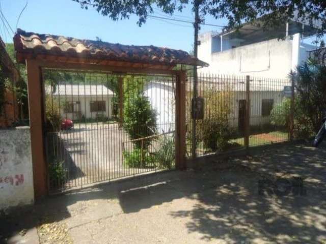 Excelente terreno com 1.200 metros no bairro nonoai, com duas casas de  alvenaria prontas para morar, patio amplo, piscina  garagem coberta para 3 carros e descoberta para 5 carros.&lt;BR&gt;Ótima loc