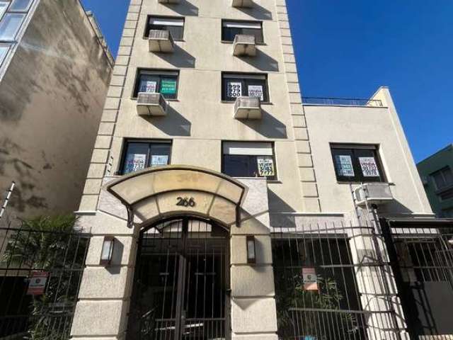 Apartamento de três quartos, suíte, WC social completo, churrasqueira no apartamento.  Os três quartos de frente para a rua.  Bairro Auxiliadora. Vaga dupla escriturada.&lt;BR&gt; Elevador, gás centra