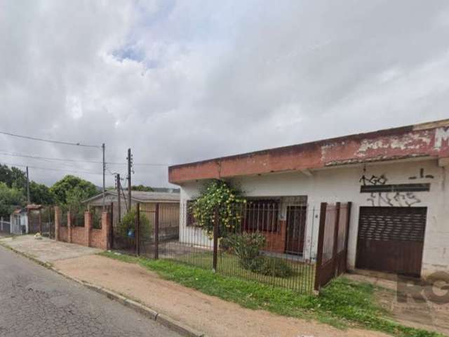 Casa e loja comercial à venda em Porto Alegre, no bairro Cristal.&lt;BR&gt; Com três dormitórios, sala, cozinha, lavanderia, banheiro social, pátio, piscina.&lt;BR&gt;Próximo a comércios e serviços. &