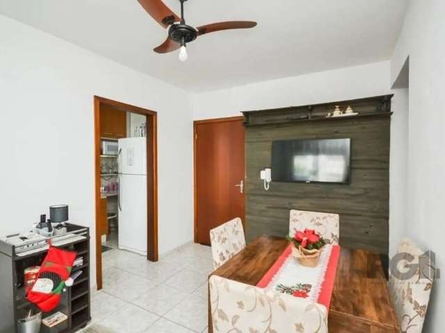 Este aconchegante apartamento de 58m², situado no primeiro andar, oferece uma excelente distribuição de espaço com 2 quartos, 1 sala de estar ampla com 2 ambientes, 1 banheiro social, cozinha prática 