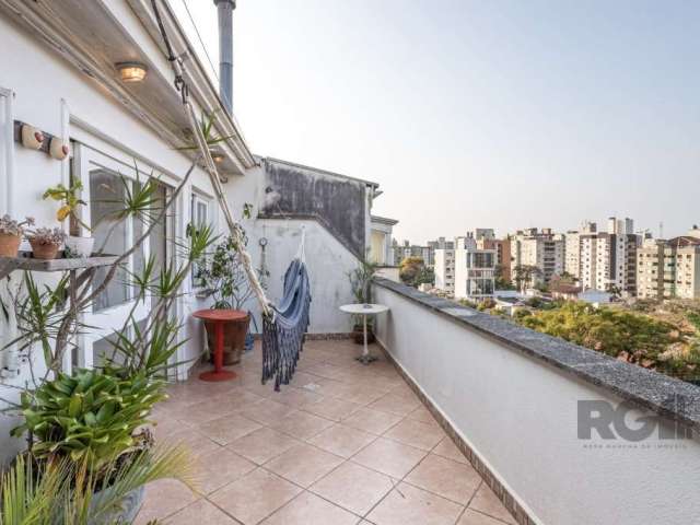 Ótima cobertura duplex no bairro Tristeza, com 149m² privativos, de 2 dormitórios e vaga. Possui no andar inferior: ampla sala com sacada, 2 dormitórios, banheiro social, cozinha americana mobiliada. 