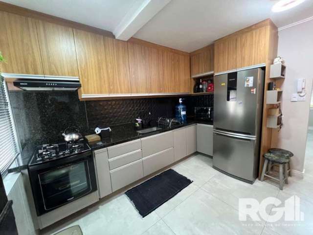 Belíssimo Apartamento de  3 Dormitórios, 77m²,  semi mobliado, cozinha ampla com churrasqueira, TOTALMENTE REFORMADO, de frente, amplo, arejado e iluminado. Ótima Localização.&lt;BR&gt;&lt;BR&gt;Ficam