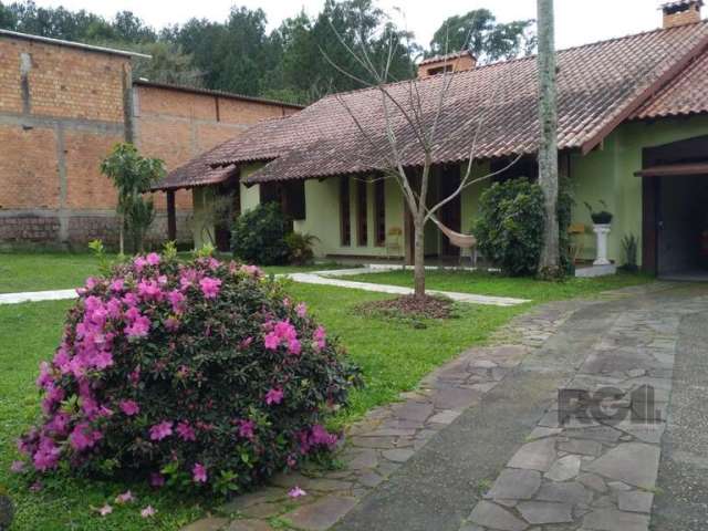 Descubra esta incrível casa localizada na Avenida João Antônio Silveira, no bairro Lomba do Pinheiro, em Porto Alegre. Com uma área privativa generosa, a propriedade é ideal para quem busca amplo espa