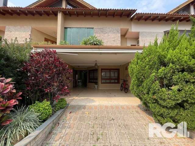 Casa sobrado no Jardim Itu em frente a melhor praça do bairro. Com 3 dormitórios sendo 1 suíte master com 2 closet na parte superior, living para 2 ambientes com lareira e lavabo. Andar térreo com ban