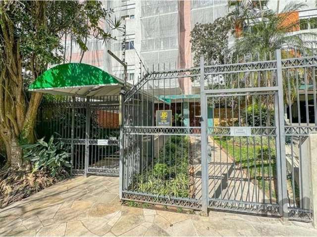 Em Andar Alto e com vista do Guaíba, apartamento com 93m² de área privativa, SEMIMOBILIADO, 2 dormitórios, 2 banheiros, podendo ser reformado/transformado para uma suíte, pois a planta é original, com