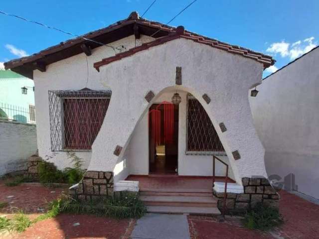 Casa à venda no bairro Teresópolis, terreno medindo 10 x 36, possui 3 dormitórios, sala ampla, cozinha, banheiro amplo, garagem coberta para 2 carros, área de serviço externa coberta com tanque. Na pa