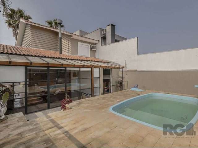 Linda casa em condomínio fechada com infra estrutura completa, segurança, além de um lindo espaço gourmet, a varanda possui integração com a piscina com um lindo por-do-sol. Preço e disponibilidade do