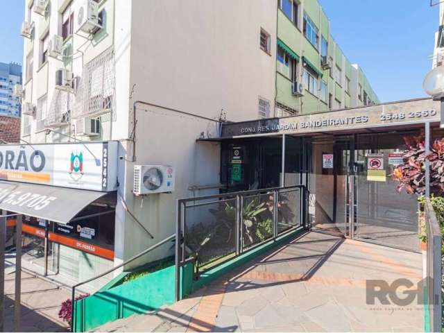 Apartamento reformado com arquitetura moderna e parede revestida de madeira, oferecendo um ambiente charmoso e aconchegante. Com 2 quartos e área privativa de 67m2, o apartamento possui um living para