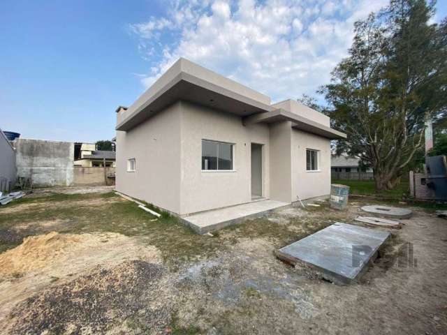 Esta casa nova é perfeita para quem busca conforto e tranquilidade. Com 2 dormitórios, sendo 1 suíte, a residência oferece um living com 2 ambientes integrados, ideal para momentos de convivência. A c