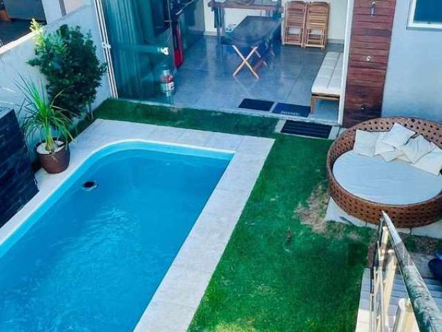 Residencia com 4 dormitorios 1 suite com split , 4 banheiros com chuveiros a gas e box , living integradi com sala de jantar  p'e direito alto , quioske com banheiro e churrasqueira , piscina aquecida