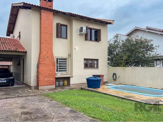 Esta bela residência no Bairro São José oferece 241m² de conforto e sofisticação em um terreno de 330m² (10x33m). Composta por 3 dormitórios espaçosos, a casa é perfeita para famílias que buscam espaç