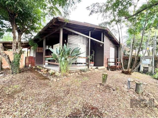 Casa de Esquina Mista em Bairro São José - Canoas Casa térrea de esquina com 3 dormitórios, área construída de 102,15 m² e terreno de 240m². Possui cozinha separada, sala ampla, 2 banheiros, sendo um 