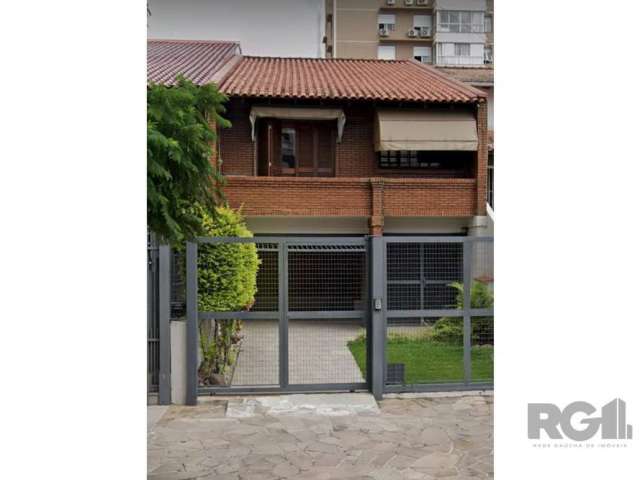 Esta encantadora casa em estilo sobrado é um verdadeiro achado para quem busca conforto e funcionalidade. Com um design moderno e bem distribuído, a residência possui dois dormitórios concluídos, ofer