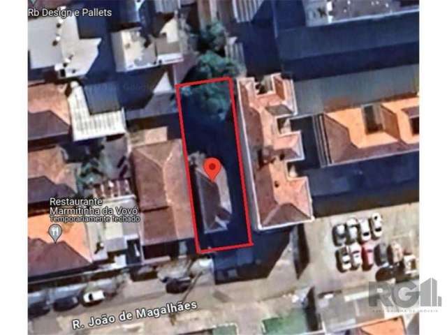 Excelente localização no bairro Chácara das Pedras, terreno com 310 m², 10x31, próximo a uma das mais movimentadas avenidas de Porto Alegre a Av. Assis Brasil e próximo ao Shopping Wallig, muito próxi