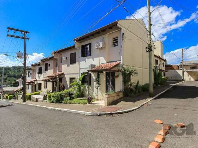 Casa em condomínio localizado próximo ao Hospital Vila Nova, onde o conforto e a serenidade se unem em uma morada encantadora. Esta casa em condomínio fechado, com uma pitoresca atmosfera de comunidad