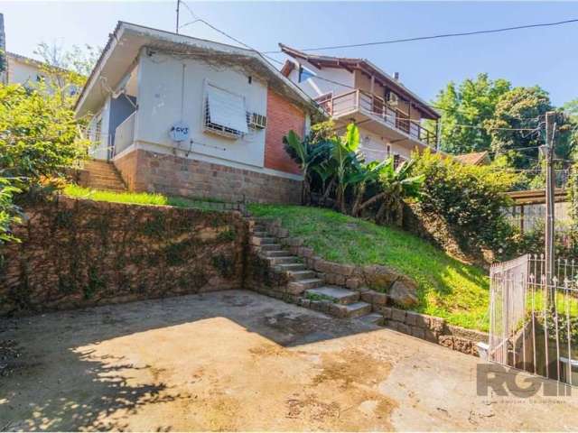 Bem-vindo a esta casa de 03 dormitórios, situada na região mais elevada do condomínio, oferecendo uma vista privilegiada e uma atmosfera única. Ao adentrar, você é recebido por uma espaçosa sala de es