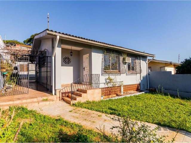 Bem-vindo à esta ampla casa, localizada em um bairro tranquilo e desejável. Com três dormitórios espaçosos, um banheiro, sala de estar, sala de TV agradável e uma cozinha, esta casa é perfeita para ac