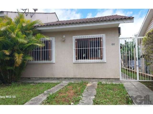 Casa 2 dormitórios, com 1 suíte. Conheça esta Casa Térrea com varanda aos fundos com piscina e churrasqueira. Aqui você tem o privilégio de sentir o frescor da natureza, por conta da ampla área arbori