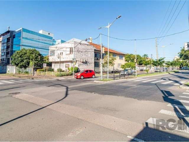 Prédio comercial, com 8 salas, 3 banheiros, 6 vagas de automóvel, em esquina da Alvares Cabral, com Visconde de Macaé, em local com alto fluxo de veículos, próximo do Shopping Wallig, Assis Brasil, Ho