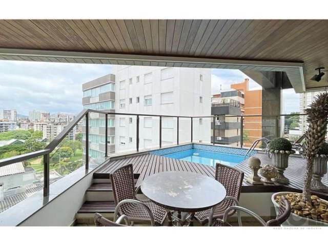 3 dormitórios, sacada com piscina e 2 vagas cobertas com depósito no bairro Bela Vista. Apartamento semimobiliado de 210 m². 3 dormitórios sendo 1 suíte máster. Imóvel possui living para 3 ambientes, 