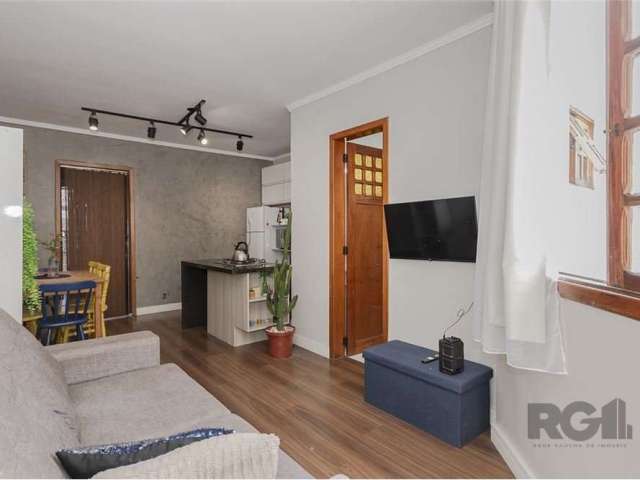 Apartamento de 1 dormitório na Cidade Baixa, região central de Porto Alegre. Imóvel de fundos, silencioso, com cozinha integrada ao living, todo reformado e impecável, piso em laminado, ficam armários