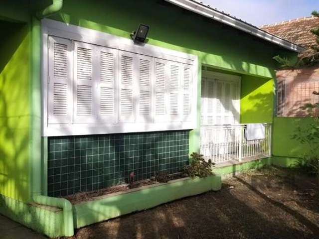 Casa com 4 dormitórios, sendo 2 na casa da frente e 2 na casa dos fundos. A casa da frente possui 2 dormitórios com sacada, banheiro, cozinha integrada com sala de estar e jantar, equipada com lareira