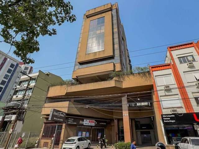 Na Avenida Benjamin Constant, 904, Bairro São João em Porto Alegre/RS. Sala/Conjunto comercial duplex composto de dois pavimentos que juntas somam 79.31m², mais terraço privativo e 1 vaga de garagem. 