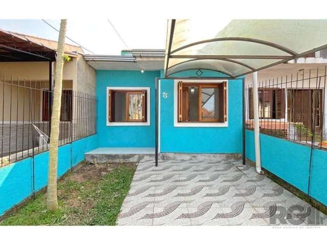 Você encontrou o imóvel ideal! Esta charmosa casa de 2 dormitórios, esta impecável, com sala de estar, cozinha sob medida, banheiro, área de serviço e pátio oferece conforto e praticidade em 50m² de á