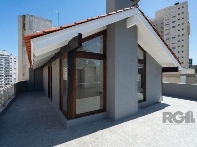 COBERTURA REFORMADA COM 244 m²&lt;BR&gt;Muito ensolarada (sol da manhã e parte da tarde). 4 vagas de garagem simples.   &lt;BR&gt;No pavimento superior, área social com lareira e churrasqueira, lavabo