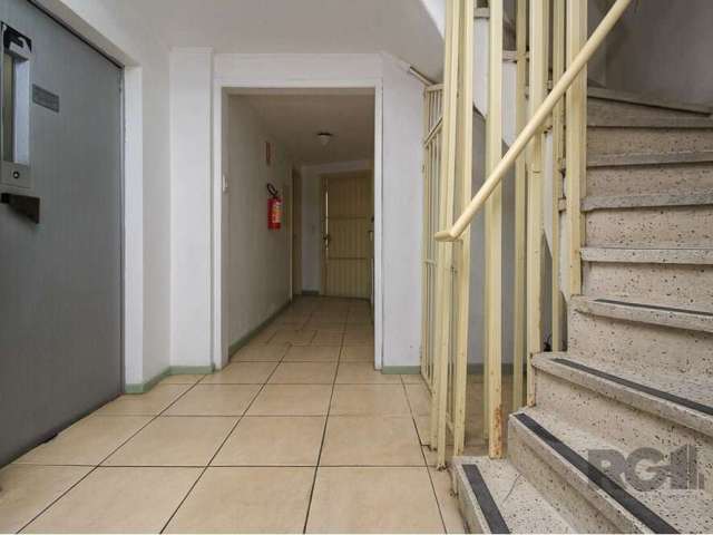 Apartamento de 42m² de área privativa, reformado, fundos, silencioso, possui 1 dormitório, amplo living para 2 ambientes, piso parquet polido, elétrica nova, cozinha integrada com área de serviço, ban