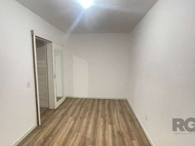 Apartamento  com 1 dormitório, cozinha, área de serviço Não possui elevado, apenas um lance de escadas. Possui uma vaga escriturada e descoberta.  Aceita financiamento . Imóvel encontra-se  locado