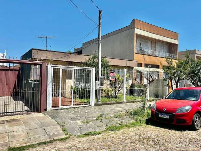 Boa casa térrea, com 03 dormitórios (sendo 01 suíte), sala, 02 banheiros, cozinha enorme e área de serviço. Nos fundos uma área de churrasqueira com lavanderia, 01 banheiro, 01 dormitório e 01 garagem