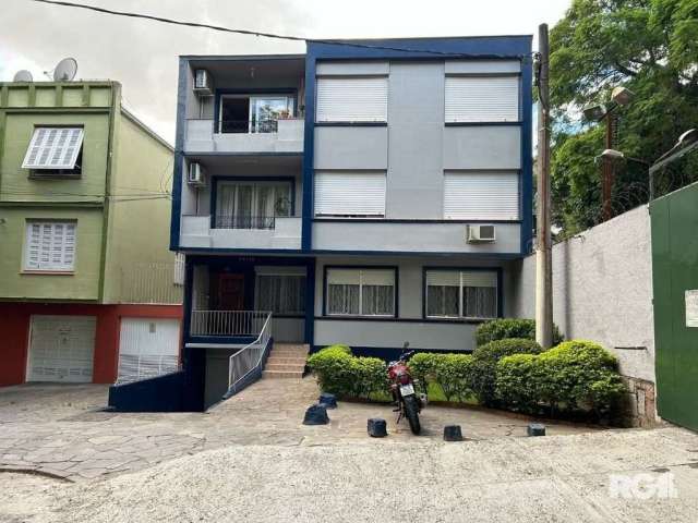 Apartamento de 1 dormitório, térreo de fundos, sala, cozinha, banheiro com box de vidro temperado, área de serviço ampla. muito bem localizado, próximo a sogipa, bourbon shopping, bancos e faculdades.