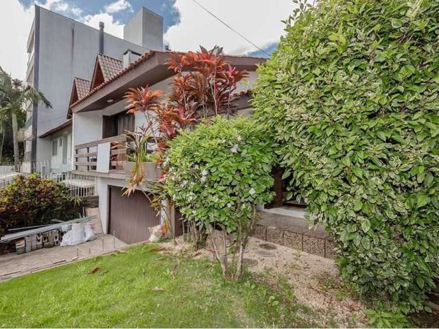 Descubra o seu novo lar em Jardim Itu, Porto Alegre! Esta casa à venda, localizada na Rua Maestro Salvador Campanella, representa a perfeita combinação de conforto, espaço e excelente preço no mercado