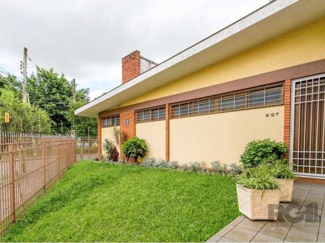 Belíssima casa no bairro São Sebastião, sofisticado com um toque Vintage, construção muito sólida da década de 70, são 16 ambientes bem distribuídos, 3 dormitórios, sendo 1 suite, 2 banheiros, hall de