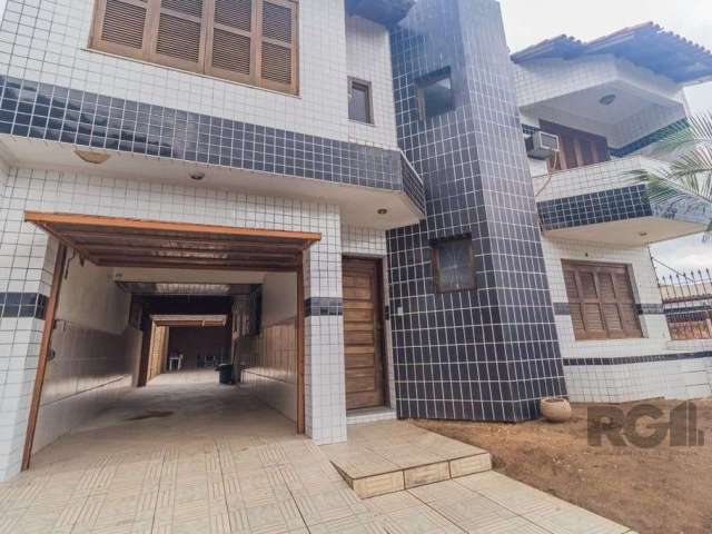 Ótima casa no bairro Sarandi! São 240m² de área privativa distribuídos em dois pavimentos, sendo o primeiro composto por living com lareira, sala de jantar, lavabo, espaçosa cozinha, área de serviço e