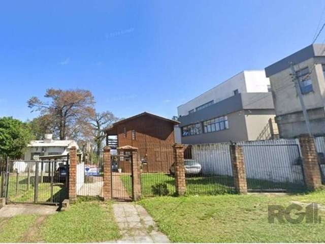 Oportunidade única para adquirir um excelente terreno residencial à venda com ótimo preço em Porto Alegre, no bairro Cristal. Este terreno de 1400 m² está localizado na Rua Upamaroti, próximo ao Barra