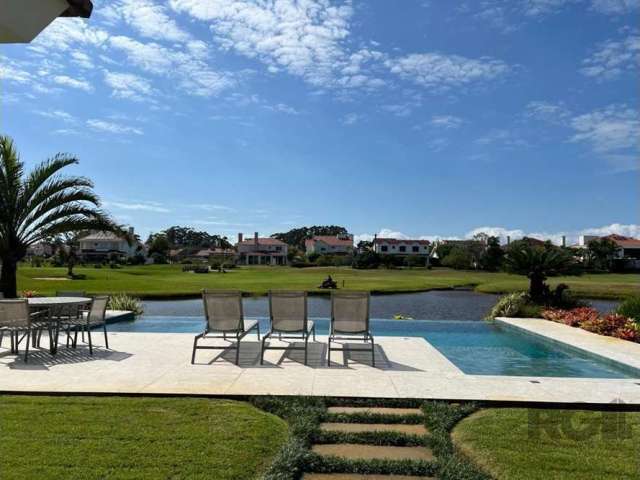 Casa no Condomínio Green Village Golf,Com 352m2, 04 suítes, jacuzi, lavabo, amplo living, ambientes integrados, sala de estar, sala de jantar, lareira, piscina, forno de pizza, espaço goumert, excelen