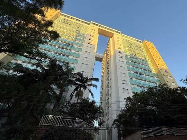 Apartamento 3D. transformado em 2D. , sendo uma suíte , com 80m² privativos, cozinha americana com churrasqueira, sala de estar e jantar em 3 ambientes. Semi mobiliado , 2 vagas lado a lado e depósito