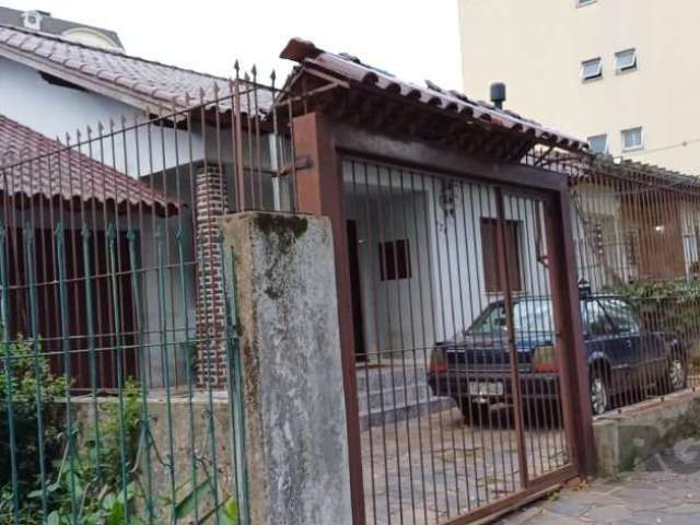 LIBERTAS Imobiliária Vende !   Ótima casa no Jardim Botânico com 3 dormitórios (um deles com suíte), living amplo para dois ambientes, cozinha, 3 banheiros,, cozinha com armários e balcões, churrasque