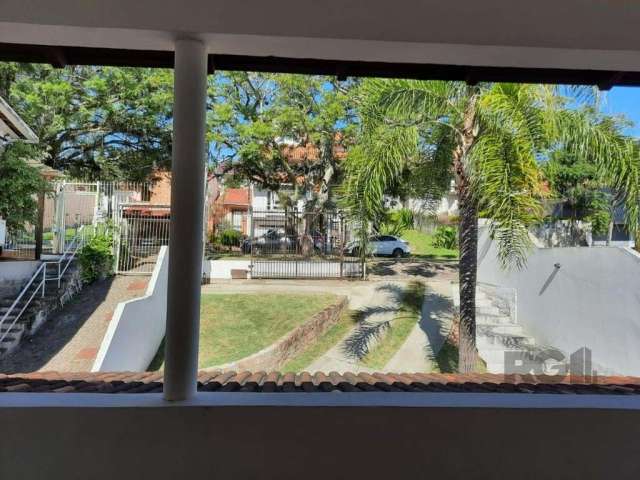 Descubra essa excelente casa localizada na tranquila Rua Lloyd de Andrade Polidoro, no charmoso bairro Ipanema, em Porto Alegre. Com uma área total de 417 m², este imóvel oferece um potencial incrível