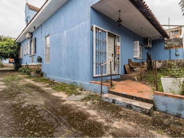 Excelente casa à venda. Propriedade ideal para sua residência e seu negócio comercial (oficina, pet shop, marcenaria). Essa propriedade dispões de 3 dormitórios. O quarto de casal, além de amplo e bem