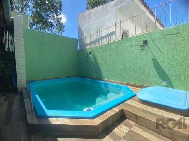 Oportunidade casa térrea na Zona Sul de Porto Alegre, com 63 m² privativos, piscina, espaço gourmet, 2 dormitórios com armários sob medida de ótimo padrão e aproveitamento em todos os ambientes. Sala 