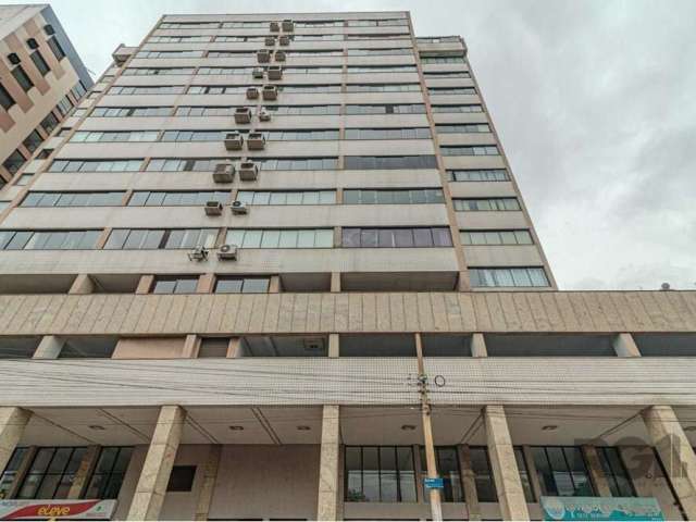 Descubra a exclusividade deste incrível apartamento de cobertura disponível para venda, localizado no coração do Centro de Porto Alegre, na Avenida Loureiro da Silva 1302. Um quarto espaçoso e duas el