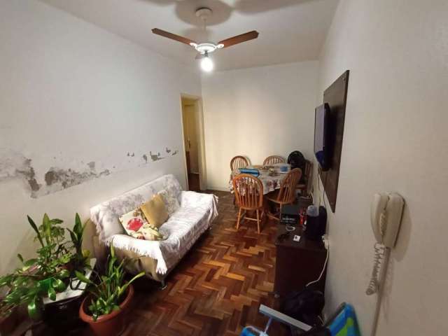 Apartamento com 2 ótimos dormitórios, banheiro social, living, cozinha, área de serviço. Piso em parquet na sala e nos quartos e cerâmico na cozinha, área de serviço e banheiro. Ótima ventilação e pos