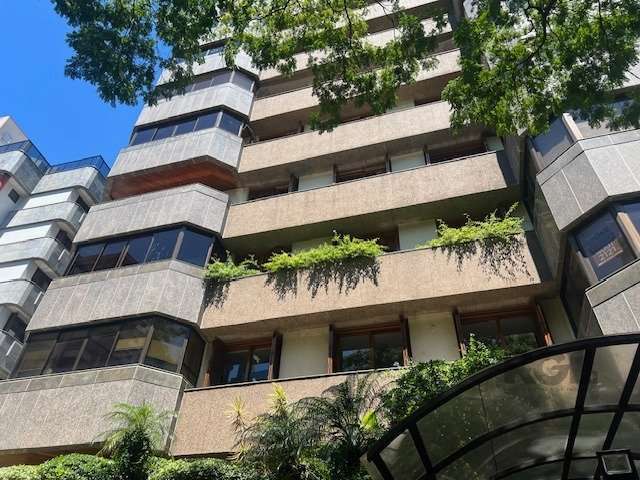 Oportunidade para morar em Porto Alegre  no miolo do bairro Auxiliadora. São 250m2, divididos entre 04 dormitórios, 01 suíte com sacada e closet, ampla área social com área externa,, lareira, espaço c