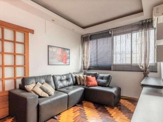 Ótimo apartamento térreo de 58m², mobiliado, com 02 dormitórios, banheiro social, living para 02 ambientes com sanca de gesso, cozinha espaçosa e área de serviço. Possui peças amplas, bem iluminadas e