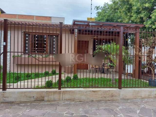 Casa no Bairro Santa Maria Goretti, &lt;BR&gt;&lt;BR&gt;Com 18m² x 19m², 03 dormitórios, um deles com closet e suíte. Possui duas salas, cozinha ampla com mesas e bancadas em granito. Churrasqueira co