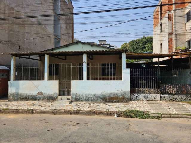 Lote com casa antiga, plano boa localização.